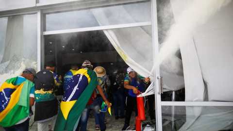 Seguidores ultras de Bolsonaro vandalizan una dependencia de un edificio oficial de Brasil este domingo.