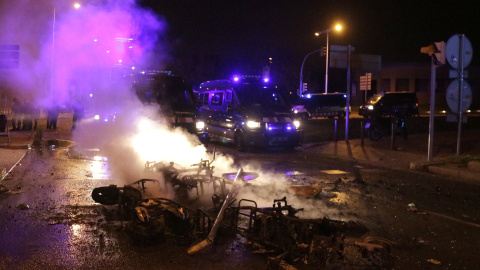 Motos cremades davant dels furgons dels Mossos d'Esquadra en el botellot del Bogatell d'aquest 26 de setembre.