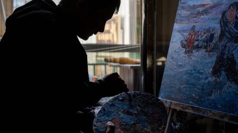 Abdullah Rahmani terminando una de sus pinturas.