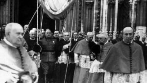 "A nuestro amado hijo Francisco Franco Bahamonde": la medalla que el Vaticano entregó al dictador y nunca retiró