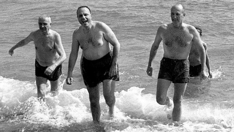 Manuel Fraga y el embajador de Estados Unidos en España, Angier Biddle Duke, bañándose en la playa de Palomares en marzo de 1966.