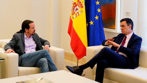 Pablo iglesias y Pedro Sánchez durante una reunión en Moncloa. - REUTERS