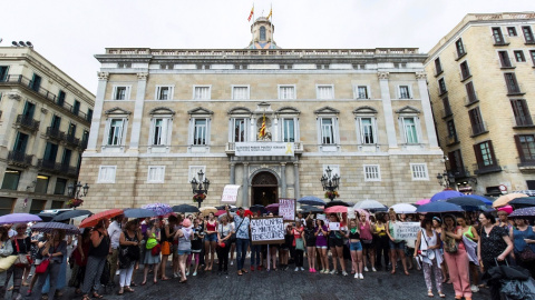 08/07/2019.- Varias mujeres durante la concentración convocada en la plaza de Sant Jaume de Barcelona para apoyar a la menor víctima de una violación en grupo en Manresa (Barcelona) en 2016 bajo el lema "Únete contra la jauría". EFE/ Enric Fontcubert