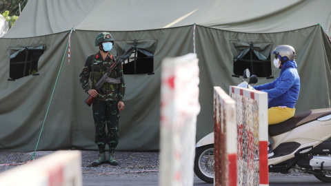 Un puesto de control militar durante el cierre en medio de la pandemia de la enfermedad del coronavirus (COVID-19) en Ho Chi Minh, Vietnam, el 23 de agosto de 2021.