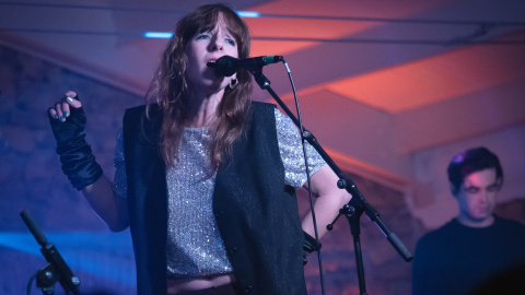 La cantante Tulsa durante una actuación en el Vermú Torero del Festival Actual 2024.