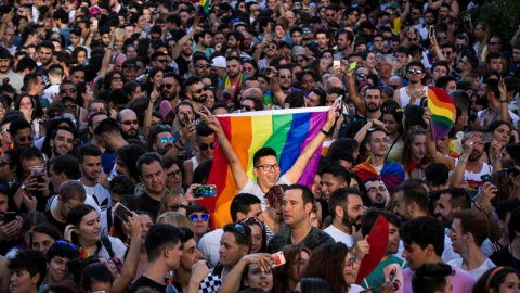 Asistentes al pregón que da inicio a las fiestas del Orgullo 2018 en Madrid. EFE/Santi Donaire