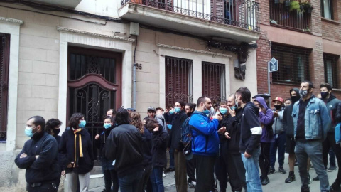 Vecinos y miembros de la plataforma antidesahucios del barrio barcelonés de Vallcarca protestan a las puertas de la vivienda que iba a ser desalojada. - Mar Valiente