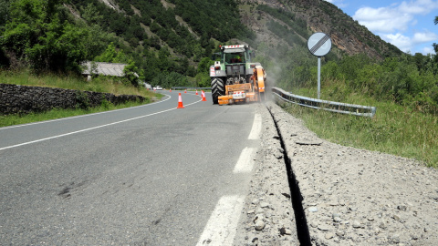 Una rasa per a cablejat a la carretera de Llavorsí.