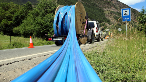 Desplegament de cable de fibra òptica a Llavorsí, al Pallars Sobirà.