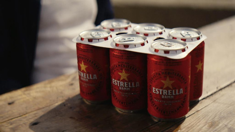 Latas de cerveza Estrella Damm agrupadas en el formato LatCub, de anillas de cartón biodegradable.