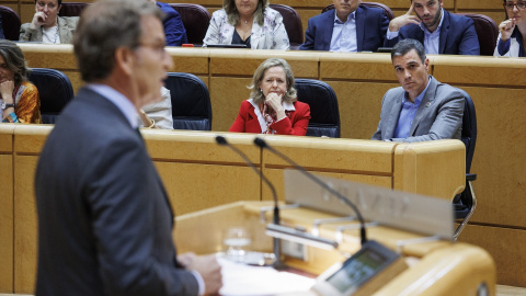 5/1/23 Nadia Calviño y Pedro Sánchez atienden a la intervención de Alberto Núñez Feijóo el pasado 18 de octubre en el Senado.