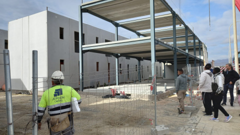 Los módulos de viviendas en construcción donde van a ser realojados los temporeros de las chabolas.