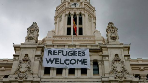 Pancarta que cuelga de la fachada del Ayuntamiento de Madrid donde se puede leer "Refugees Welcome". EFE