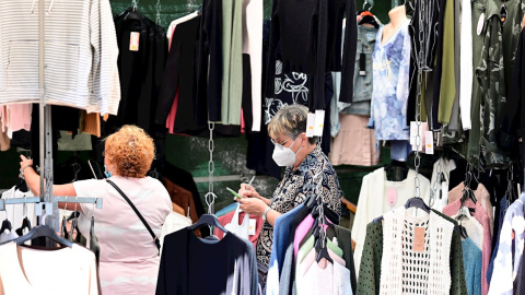 Uno de los puestos de ropa del Rastro, en Madrid, que recupera el 100% de los puestos de sus vendedores en las mismas ubicaciones que tenían antes de la pandemia.