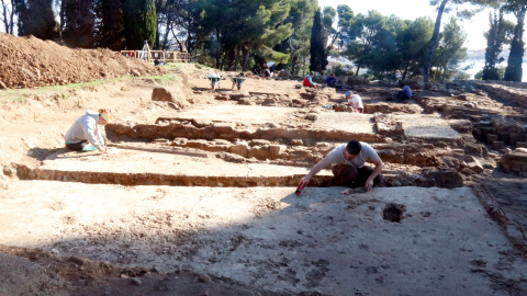 Pla general de les excavacions a la vil·la romana del Collet, amb els arqueòlegs de la UdG treballant