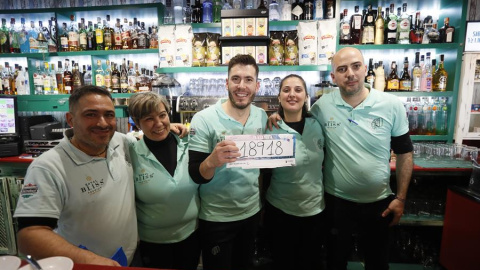 6/1/23 Personal de la cafetería Calusa, en en Las Cabezas de San Juan, (Sevilla). posa tras haber repartido 3,5 millones en 140 décimos agraciados con el tercer premio del sorteo de "El Niño" de este viernes.