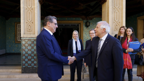 6/1/23 El alto representante de la Unión Europea para Asuntos Exteriores, Josep Borrell (d), saluda al presidente marroqui, Aziz Ajanuch, el pasado jueves en Rabat.