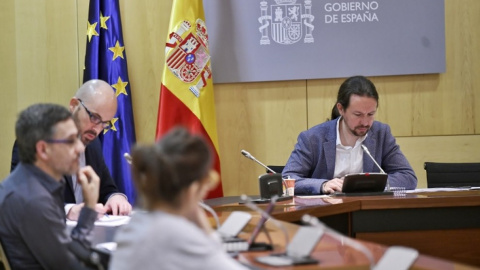 El vicepresidente segundo, Pablo Iglesias, en una de las reuniones de este jueves, junto al secretario de Estado de Derechos Sociales, Nacho Álvarez. /EFE