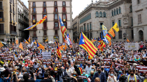 Manifestació de l'Assemblea a la plaça Sant Jaume de Barcelona per exigir la formació d'un Govern independentista.