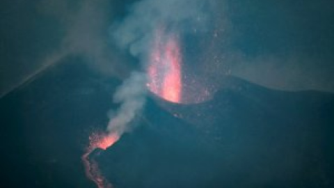 El volcán de La Palma se reactiva tras "una fase de descanso" que podría haber desplazado el magma hacia el sur de la isla