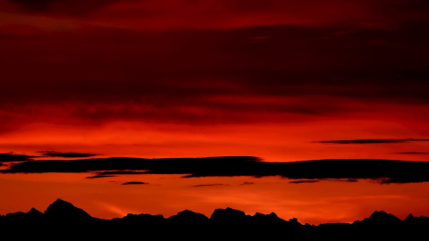 Perfil de los pirineos en una fotografía tomada desde El Perdón durante el amanecer.