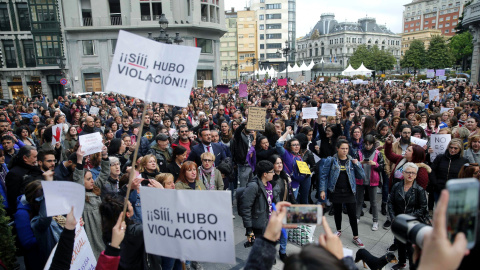 Miles de personas han salido hoy a la calles de Oviedo, Gijón y Avilés en protesta por la sentencia del juicio de "la Manada" al grito de "Yo sí te creo" o "Todos somos la víctima". En la imagen, manifestación en Oviedo. EFE/José Luis Cereijido.