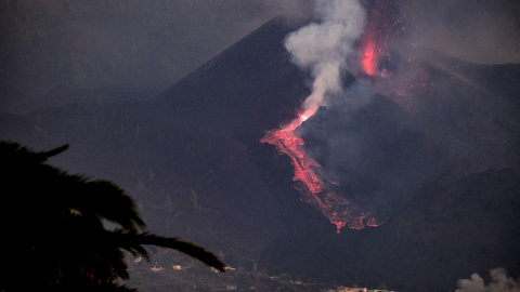 Tras pasar prácticamente medio día sin apenas actividad, este lunes 27 de septiembre de 2021 a las 18:45 la erupción del volcán Cumbre Vieja ha comenzado nuevamente a expulsar lava entre explosiones intermitentes.