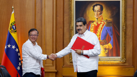 El presidente de Colombia, Gustavo Prieto, y el de Venezuela, Nicolás Maduro se dan la mano en la residencia presidencial de Miraflores en Caracas (Colombia)  a 2 de noviembre de 2022