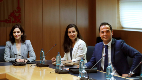 09/07/2019.- Los candidatos a presidir la Comunidad de Madrid, del Partido Popular, Isabel Díaz Ayuso (i), de Vox, Rocío Monasterio (c) y de Ciudadanos, Ignacio Aguado (d), durante la reunión que mantienen de esta tarde en la Asamblea de Madrid. EFE/ C