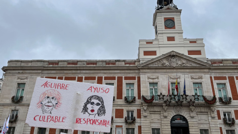 Uno de los carteles de la manifestación de los vecinos de San Fernando de Henares, con el lema 'Aguirre culpable, Ayuso responsable'.