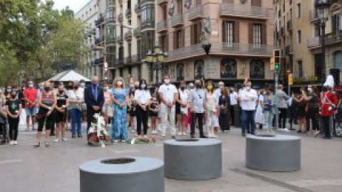 Clavells blancs en un homenatge sobri a les víctimes dels atemptats de Barcelona protagonitzat per les famílies