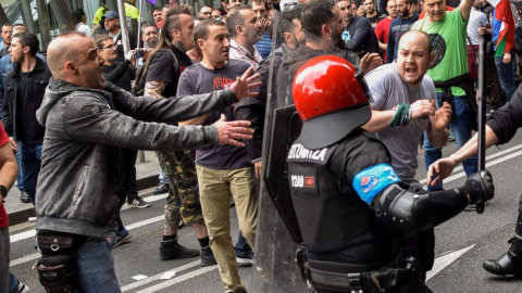 Cargas de la Ertzaintza contra huelguistas del sector del Metal en Bilbao / Miguel Toña (EFE)