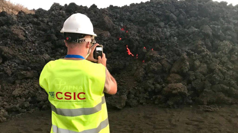 Los campos de flujos de lava son sistemas complejos y muy dinámicos. El trabajo sobre el terreno, unido al que se realiza con drones y satélites, ayuda a captar su rápido y cambiante comportamiento.