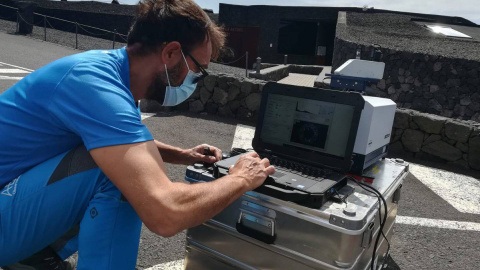 Monitorización de las emisiones del volcán de La Palma desde el centro de visitantes de los Volcanes en Fuencaliente, al sur de la isla, un lugar ideal por su baja nubosidad.