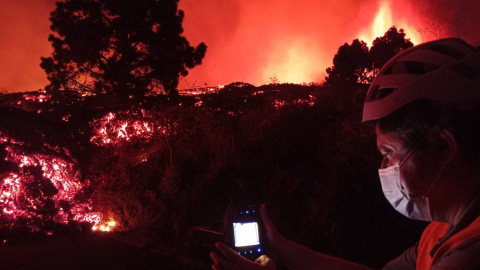 Primeras mediciones realizadas sobre el terreno registrando temperaturas de lava de 1075 °C.