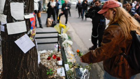 Una mujer coloca flores frente al hotel donde falleció el exintegrante de la banda One Direction Liam Payne.