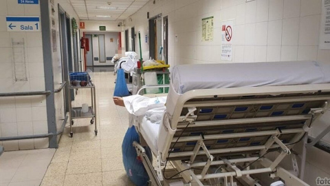 Enfermos esperan a ser atendidos en camillas en los pasillos de Urgencias del Hospital de La Paz de Madrid a 9 de enero de 2023.