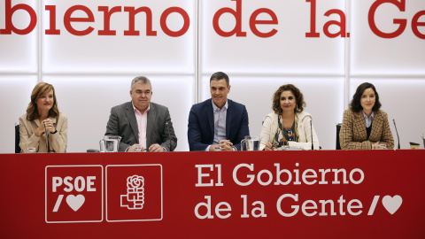 El presidente del Gobierno y secretario general del PSOE, Pedro Sánchez (c), durante la Reunión Ejecutiva Federal del partido, este lunes en la sede de Ferraz