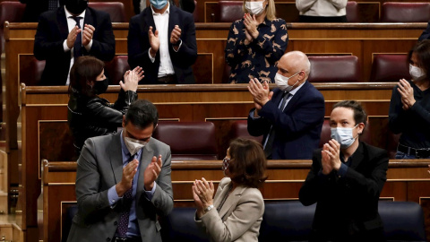 03/12/2020.- El presidente del Gobierno, Pedro Sánchez, aplaude la intervención de la portavoz socialista, Adriana Lastra, este jueves durante el pleno del Congreso con el que los Presupuestos de 2021 concluyen su trámite en la Cámara Baja y los acuer