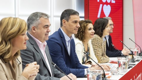 Pedro Sánchez, junto con otros integrantes de la Ejecutiva del PSOE como Pilar Alegría, Santos Cerdán, María Jesús Montero, Andrea Fernández y Javier Izquierdo.