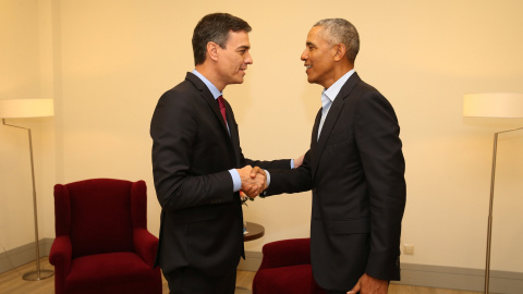 El presidente del Gobierno ,Pedro Sánchez, saluda al expresidente de EEUU, Barack Obama, duran su breve encuentro en La Moncloa.- Fernando Calvo/Moncloa/