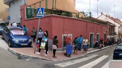 Una cola de vecinos para hacerse con alimentos este año en Alcobendas.