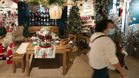 Una mesa de navidad montada para seis personas.