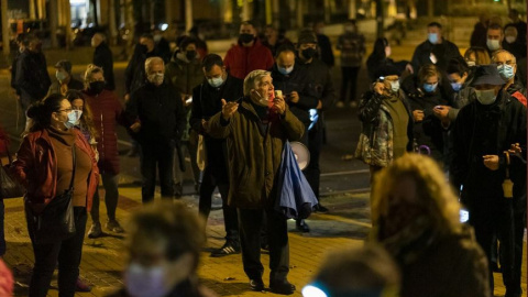 Félix López Rey, el pasado jueves, en una manifestación para reclamar más alumbrado en Orcasitas (Madrid).