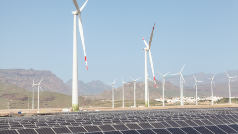 Imagen de archivo de aerogeneradores y paneles solares en el mayor complejo de generación de energías renovables de Canarias.