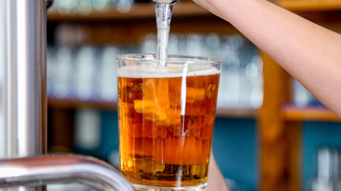 Imagen de archivo de un camarero mientras tira una cerveza en un bar.