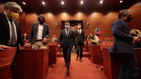 El president del Govern, Pere Aragonès, i del vicepresident, Jordi Puigneró, en la reunió de grups d'ERC i Junts al Parlament.