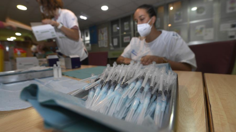 Los sanitarios se preparan para la vacunación de la tercera dosis en la Residencia La Mixta de Gijón.