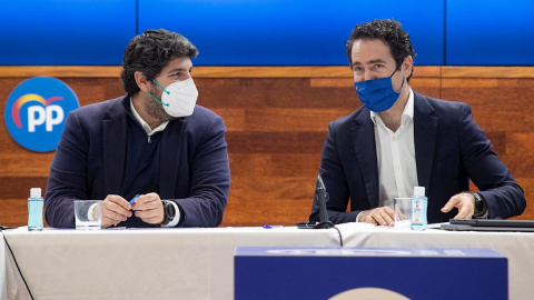 El secretario general del PP, Teodoro García Egea, y el presidente de Murcia, Fernando López Miras.