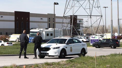 La policía de Indianápolis vigila la entrada a una instalación de FedEx, donde un pistolero había abierto fuego en Indianápolis, Indiana.